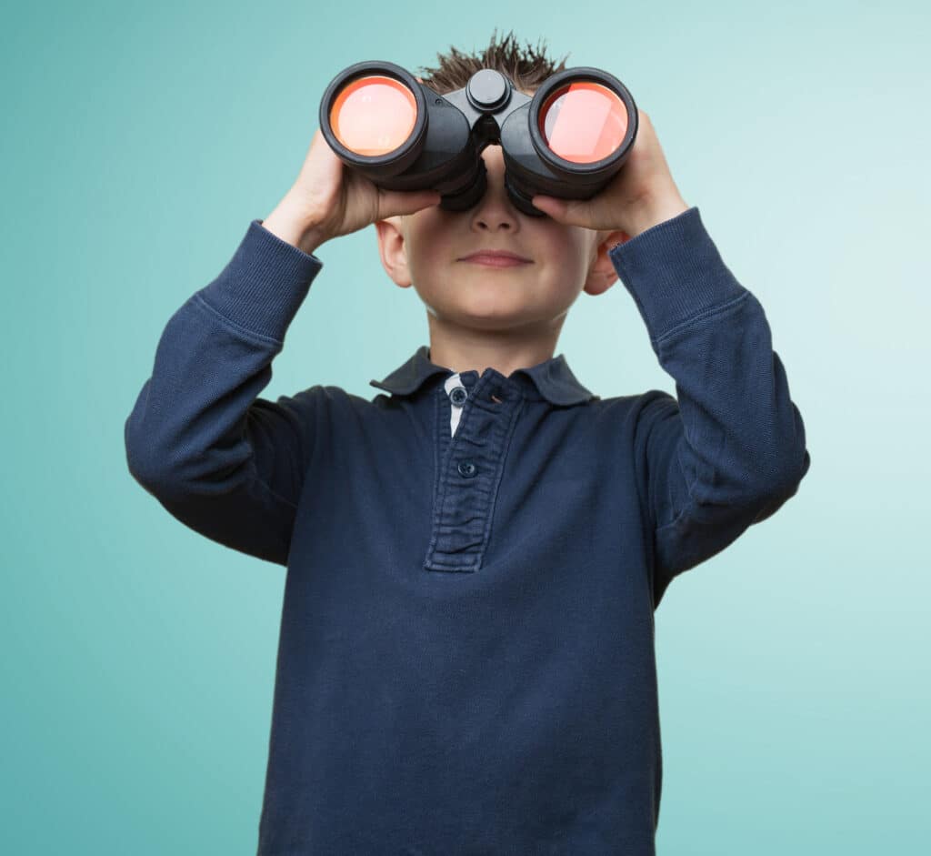 Enfant regardant à la jumelle
